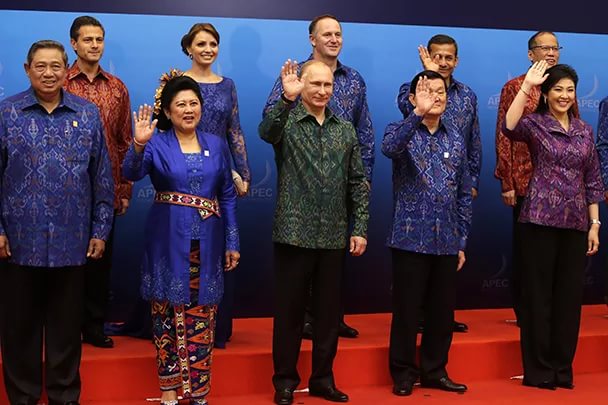 в национальных одеждах