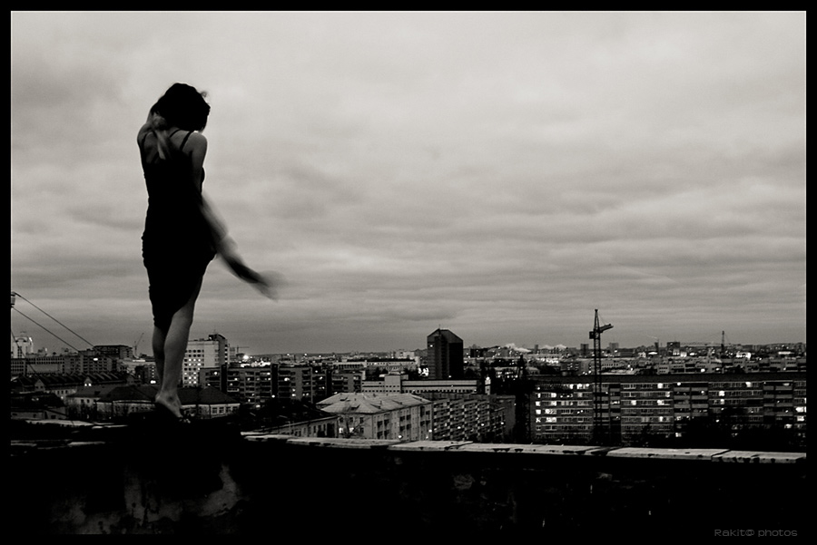Голая девушка на крыше гуляет сама по себе