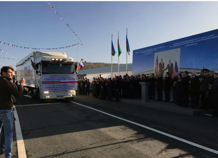 Азербайджан открыт. Мост на границе Дагестана и Азербайджана. На границе России и Азербайджана торжественно открыли новый мост. Граница Дербент Азербайджан Самур. Граница между Россией и Азербайджаном Самур.